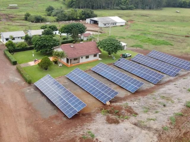 Usina solar de solo de 106 kWp da Comercial Disa em São José das Palmeiras