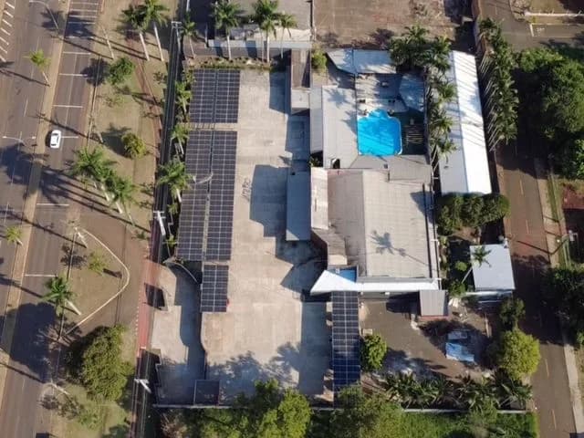 Sistema fotovoltaico de 61 kWp na Crystal Whiskeria em Foz do Iguaçu