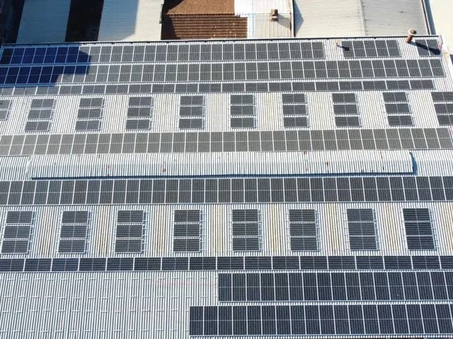 Sistema fotovoltaico de 177,6 kWp no telhado da concessionária Divisa Chevrolet em Foz do Iguaçu