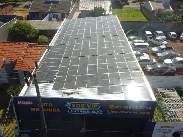 Sistema fotovoltaico de 78 kWp no telhado da SOS Mecânica Vip em Foz do Iguaçu