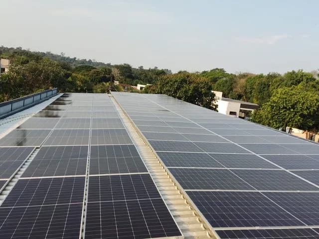 Sistema fotovoltaico de 122 kWp no telhado do V8 Garagem Bar em Foz do Iguaçu